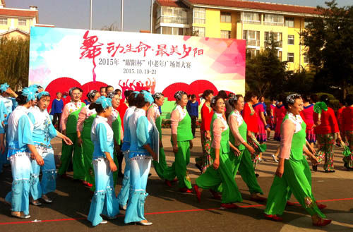 扬州重阳节中老年秀广场舞 旨在倡导文化养老