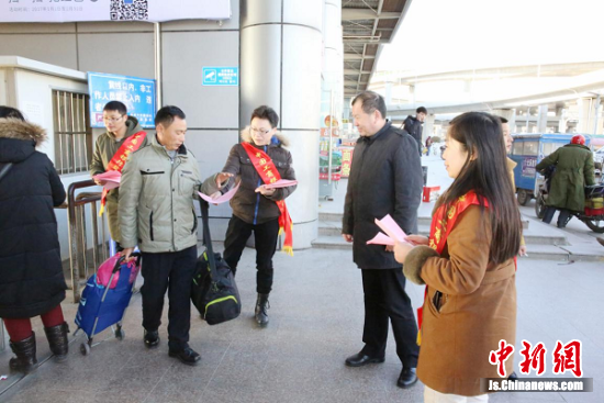 工行盐城分行青年志愿者情暖旅客回家路--中国