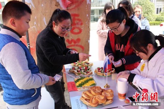 盐城一高校大学生义卖美食献爱心--中国新闻网