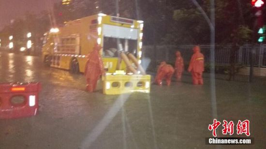 苏北地区发布暴雨红色预警 城市低洼处受淹严