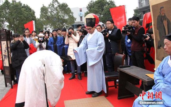 江苏盐城大学生身着汉服 举行传统成人礼--中国