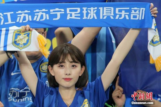 中超联赛江苏主场球迷系绿丝带拒绝球场暴力-