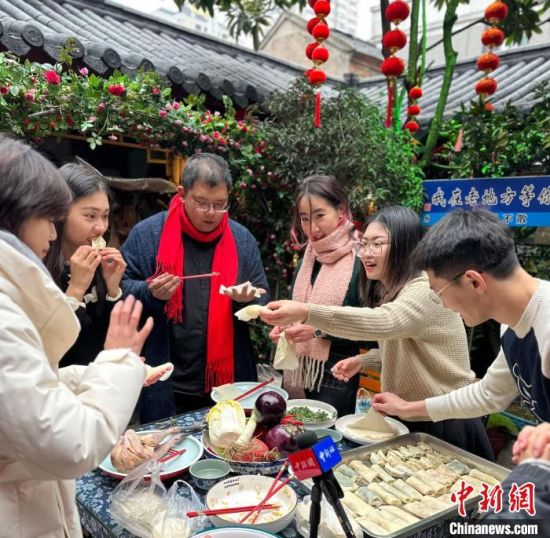 两岸青年南京展厨艺 同做同享团圆饭