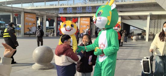 集体“焕新“,“微笑扬州“旅游志愿服务刮起“橙色旋风“