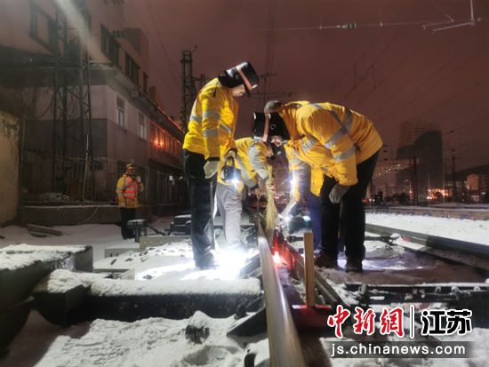 铁路徐州电务段扫雪除冰保障高铁运行畅通