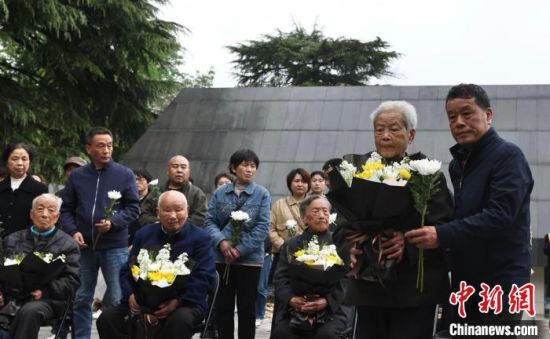 播种“和平之花”，中日友人祭南京大屠杀死难者